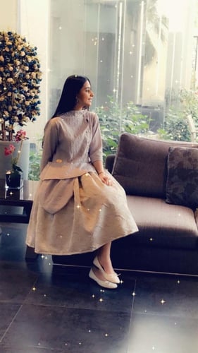 فستان السن المحير بخامة البروكار وتفتةجاكار