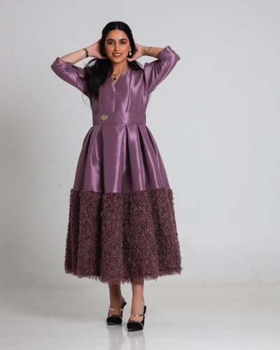 فستان نسائي مصنوع من خامة الشانتون ممزوج بقماش مهد...