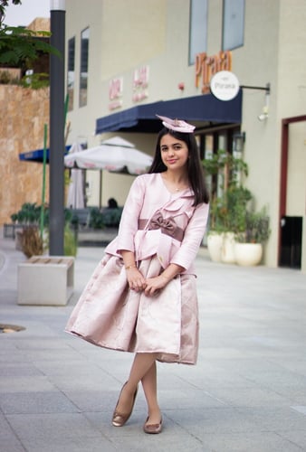 فستان أنيق بلون وردي فاتح يتميز بفخامة فائقة