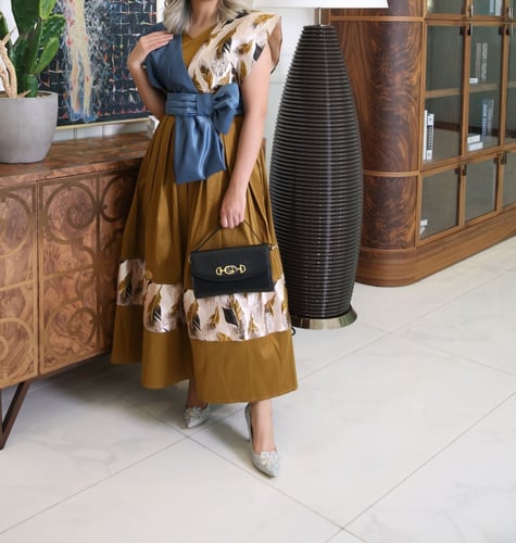 فستان نسائي مصنوع من التفته شانتون متداخله مع بروك...