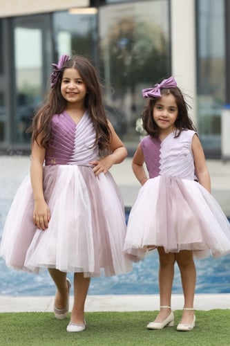 فستان أطفال بألوان فرائحية من التل والتفته