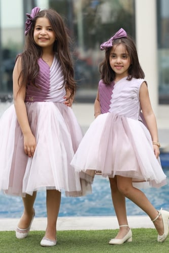 فستان أطفال بألوان فرائحية من التل والتفته