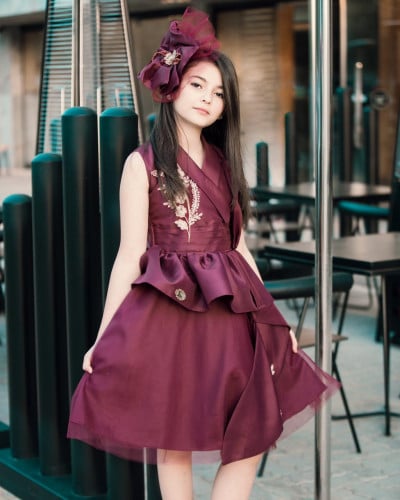 فستان أطفال من التفته والتل مزينه بورود مطرزه