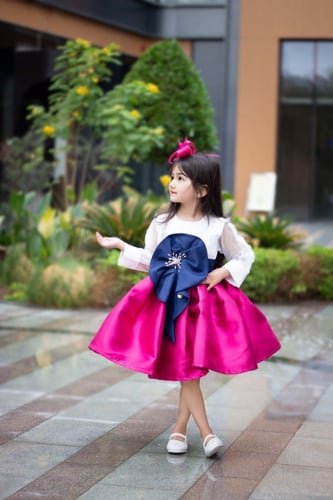 فستان أنيق ذو لون مميز باللون الفوشي