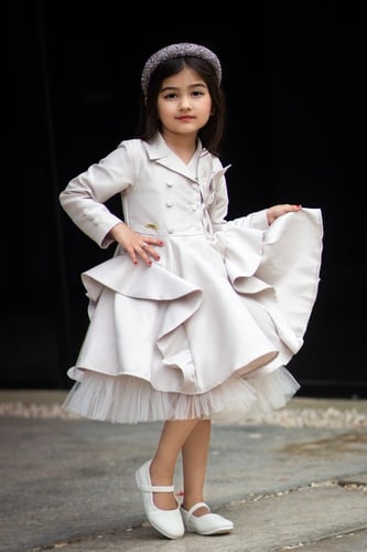 فستان أنيق ذو لون مميز بتصميم بليزر