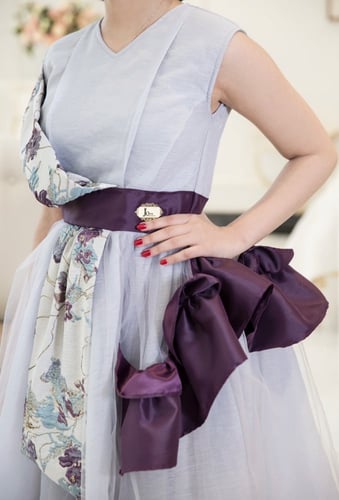 فستان السن المحير ممزوج بالجازار والتفته المشجره ب...