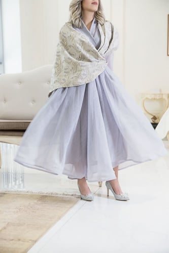 فستان نسائي باللون الرصاصي مصنوع من الجازار والجاك...