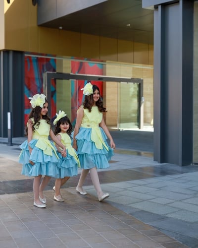 فستان أطفال باللون الاصفر والسماوي البحري فيونكات