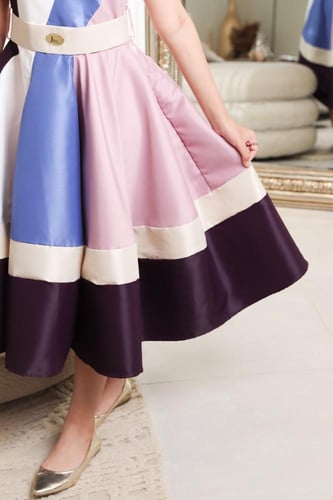 فستان السن المحير ممزوج بألوان التفته