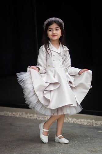 فستان أنيق ذو لون مميز بتصميم بليزر