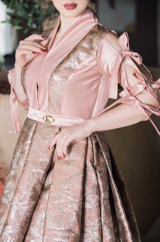 فستان نسائي انيق بروكار وتفته