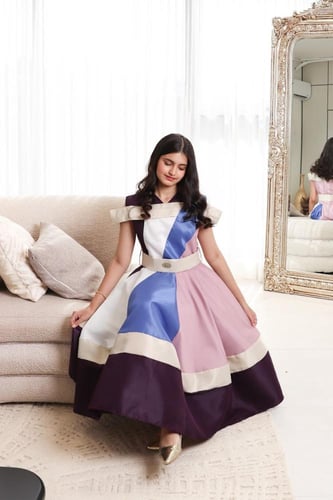 فستان السن المحير ممزوج بألوان التفته