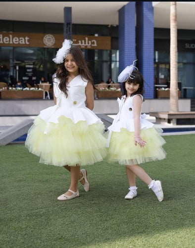 فستان أطفال باللون الأصفر الفاتح من الشانتون