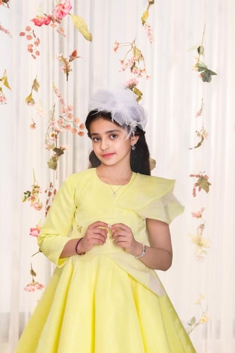 فستان أطفال ناعم باللون الأصفر