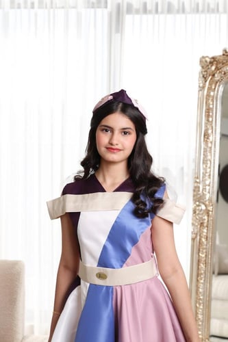 فستان السن المحير ممزوج بألوان التفته