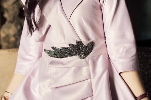 فستان السن المحير بنمط لف مسكر مطرز الحزام