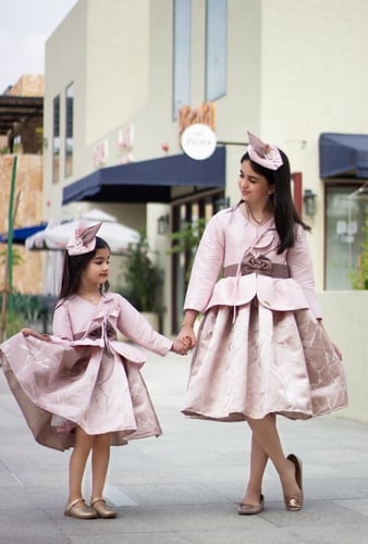 فستان أنيق بلون وردي فاتح يتميز بفخامة فائقة