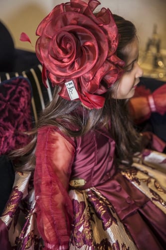 فستان أطفال باللون العنابي يتميز بتشجيرة أنيقه