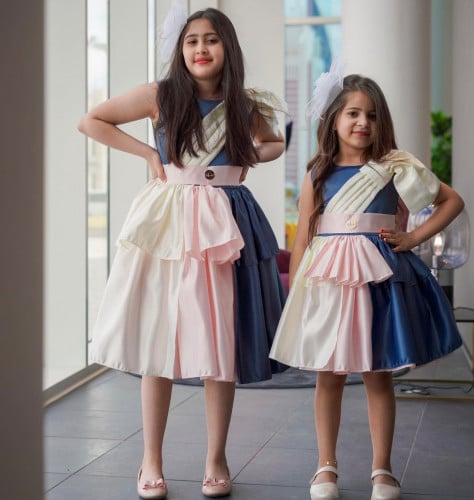 فستان أطفال بألوان متداخله