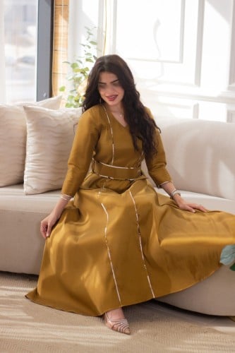 فستان نسائي بقماش الشانتون واطراف الجاكار