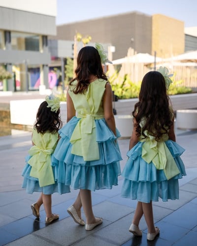 فستان أطفال باللون الاصفر والسماوي البحري فيونكات