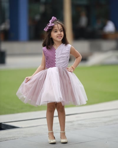 فستان أطفال بألوان فرائحية من التل والتفته