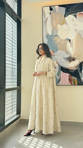 عباية كلوش مطرزة – بيج