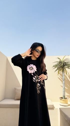 عباية ياقة تطريز يدوي كلوش أسود(اناقة الورد)