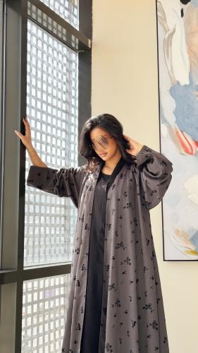 عباية كلوش رمادي بتطريز ورد أسود