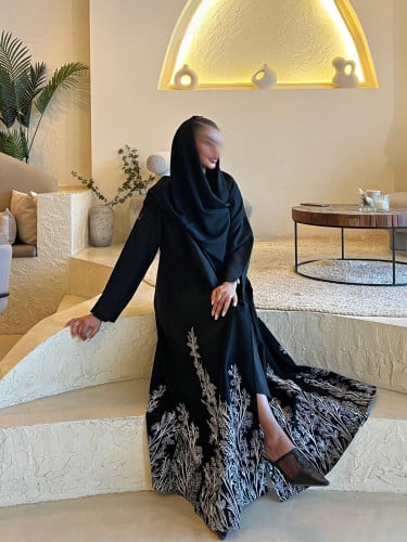 عبايه كلوش اسود تطريز ابيض القماش سراميك