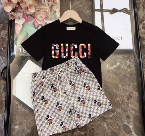 بدلة قوتشي ولادي قطعتين تي شيرت+شورت