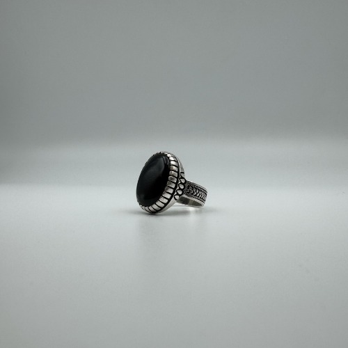 خاتم رجالي فضة مطعّم بحجر العقيق الأسود اليماني