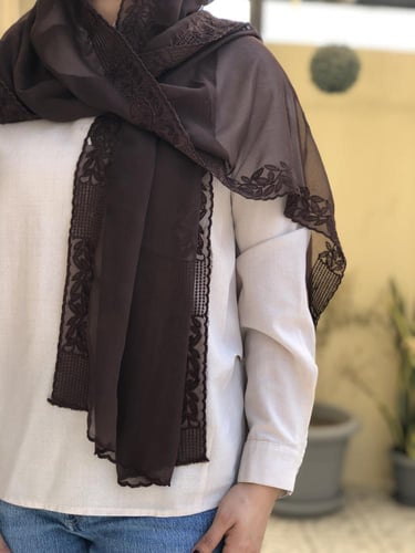 طرحة بوال لون بني طبقة واحدة بتطريز (عرض ٤٨ سم)