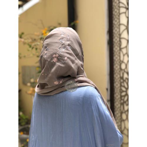 طرحة بوال لون بيج بتطريز بكامل الطرحة غصن وورود