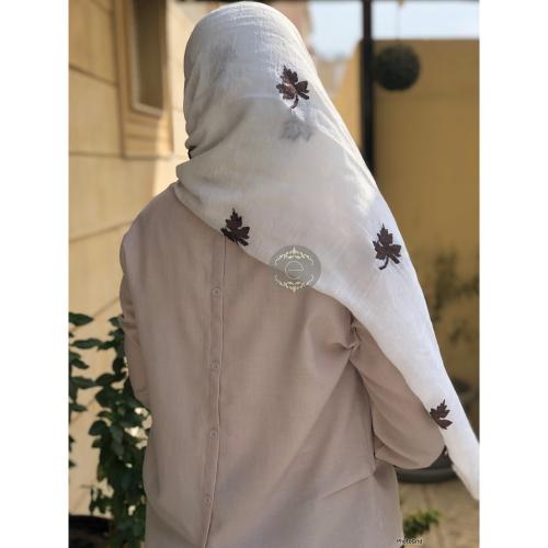 طرحة لنن بتطريز على طول الطرحة لون اوف وايت