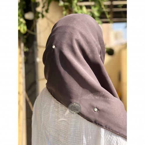 طرحه بوال لون بيج مع لؤلؤ منثور