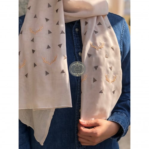 طرحه بوال بتطريز على شكل قرن الغزال لون بيج