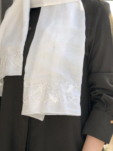 طرحة بوال لون سكري بتطريز من الطرفين