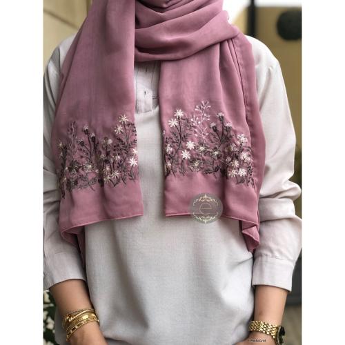 طرحة بوال لون بنك بتطريز ورود واغصان من الطرفين