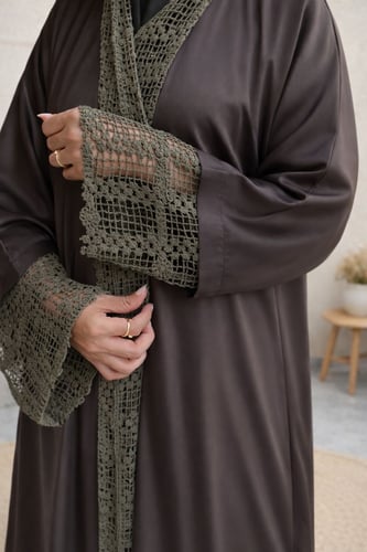 عباية زيتي من الحرير الخفيف مع قطع من التريكو في ا...