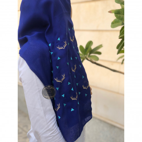 طرحه بوال بتطريز على شكل قرن الغزال لون نيلي