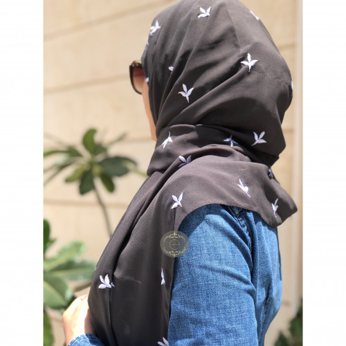 طرحة ليزر لون رمادي غامق بتطريز على طول الطرحة