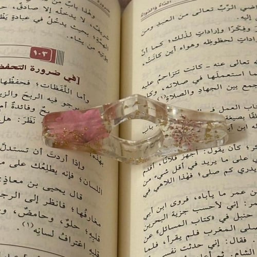 داعم اصبع للقراءة ( وردي)