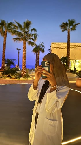 لابكوت لونا طبي نسائي لون ابيضّ بتصميم مميز و عملي