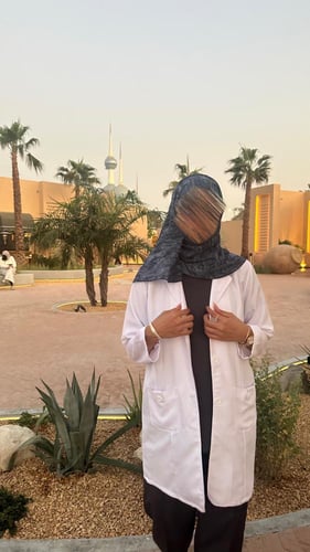 لابكوت لونا طبي نسائي لون ابيضّ بتصميم مميز و عملي