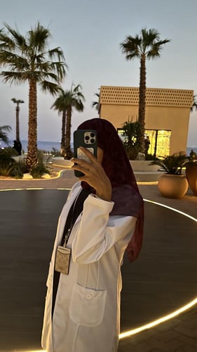 لابكوت لونا طبي نسائي لون ابيضّ بتصميم مميز و عملي