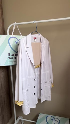 لابكوت زعفران مع أكمام بتصميم فريد مع حجاب بنفس ال...