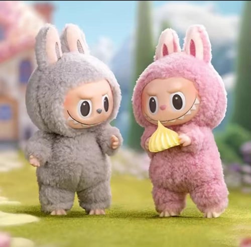 ميدالية لابوبو | Labubu مع طقم سكراب كحلي ولابكوت...