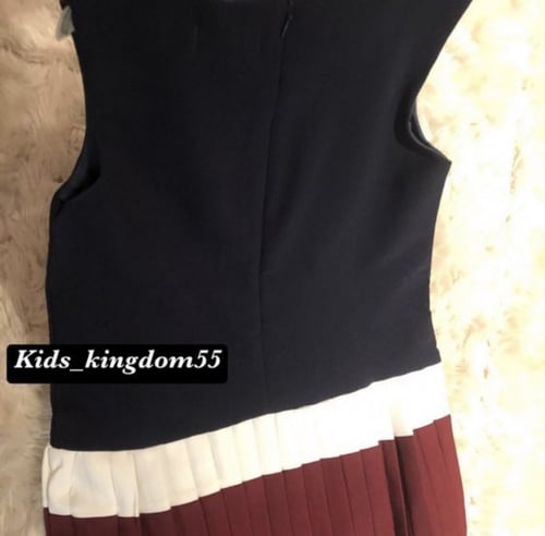 فستان شانيل مزين ببروش علامة شانيل