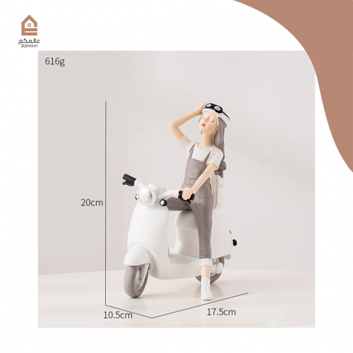 تحفة فتاة تقود دراجة نارية